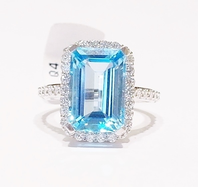 18ct white gold blue topaz and diamond ring