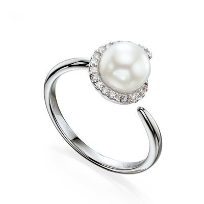 9ct white gold pearl and diamond ring