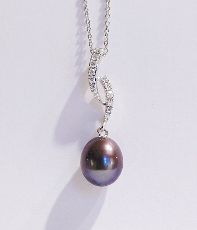 9ct white gold pearl and diamond pendant