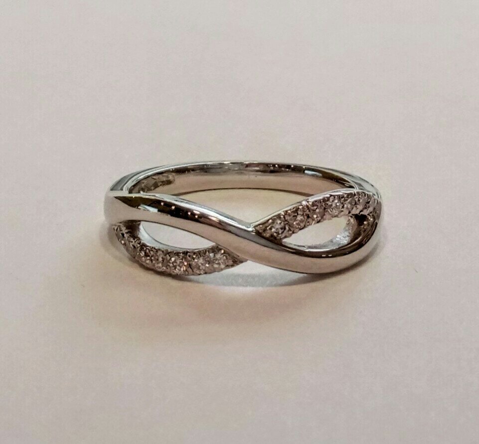 Platimum interlinked ring