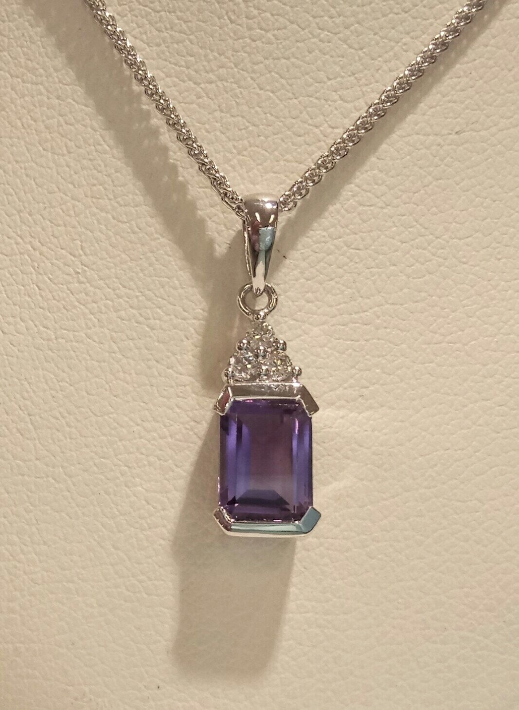 9ct amethyst and diamond pendant