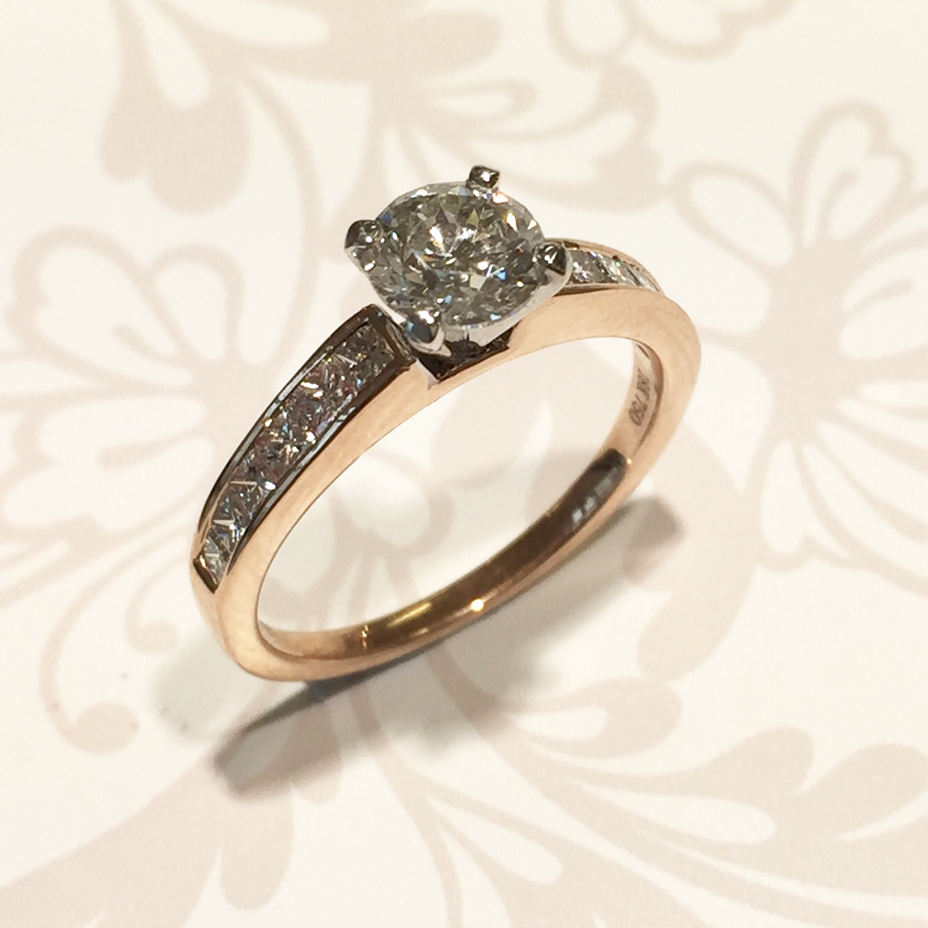 18ct rose gold ring.