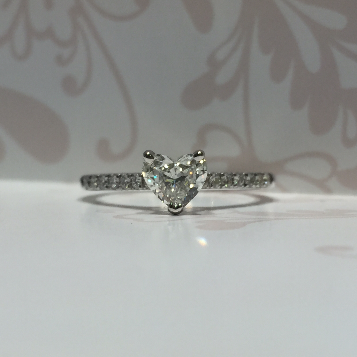 18ct white gold diamond pendant