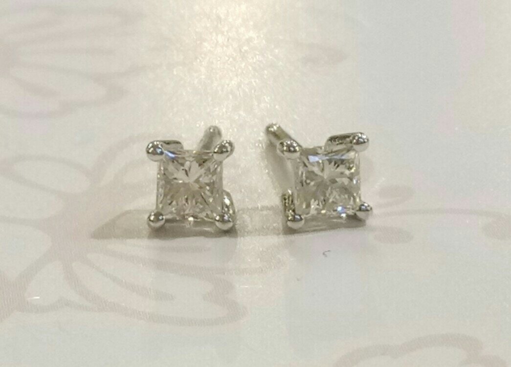 18ct white gold diamond studs. 0.40ct