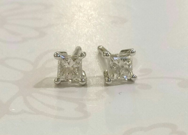 18ct white gold diamond studs. 0.40ct
