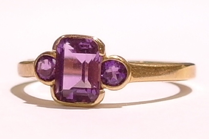 9ct yellow gold amethyst ring