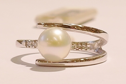 18ct white gold pearl and diamond ring