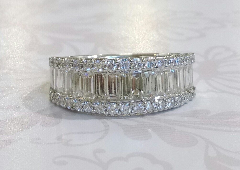18ct white gold diamond dress ring