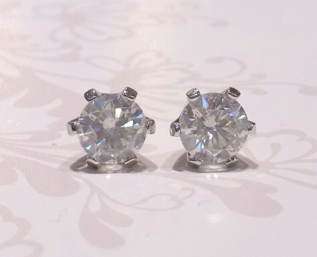 18ct white gold diamond stud earrings