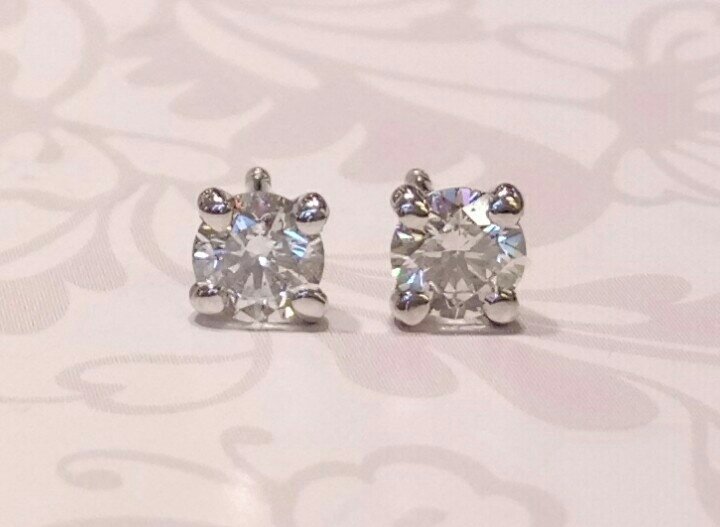 18ct white gold diamond stud earrings