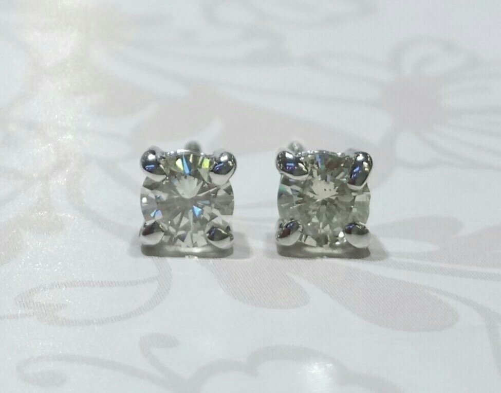 18ct white gold diamond stud earrings