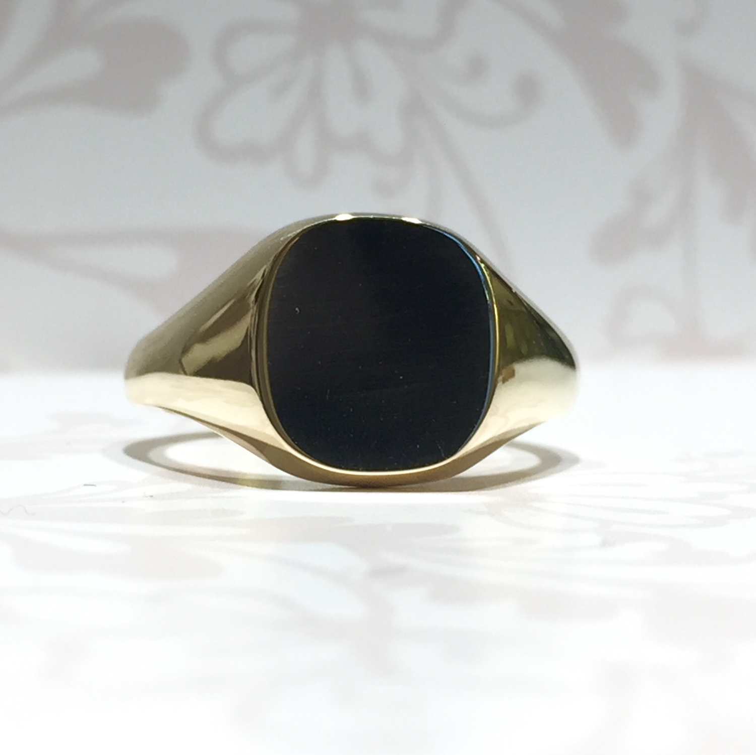 18ct yellow gold cushion signet ring