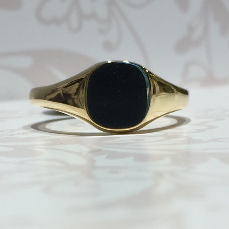 18ct yellow gold cushion signet ring