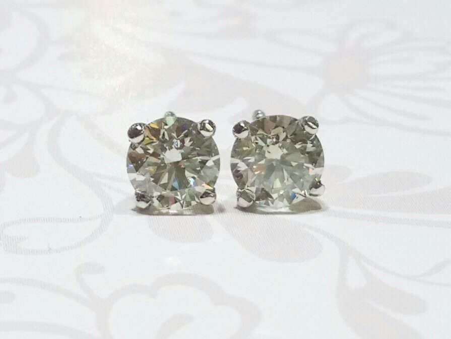 18ct white gold diamomd stud earrings