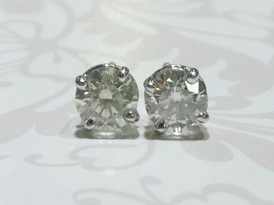 18ct white gold diamond stud earrings