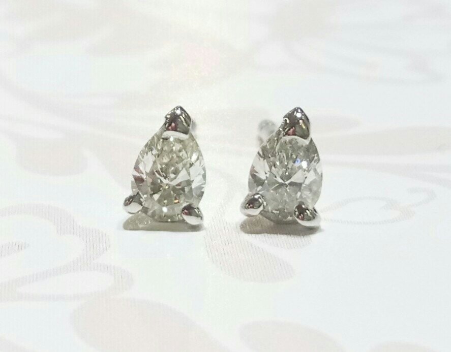 18ct white gold diamond stud earrings