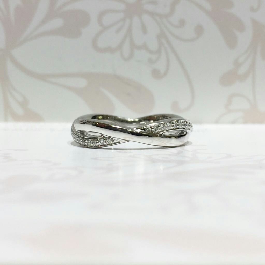 Platinum wave style diamond ring