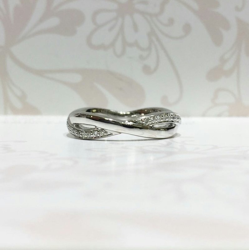Platinum wave style diamond ring
