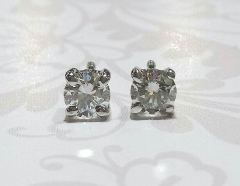 18ct white gold diamond stud earrings