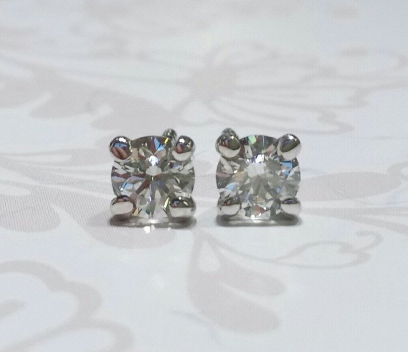 18ct white gold diamond stud earrings