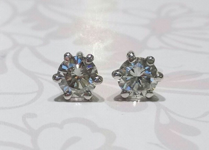 18ct white gold diamond stud earrings