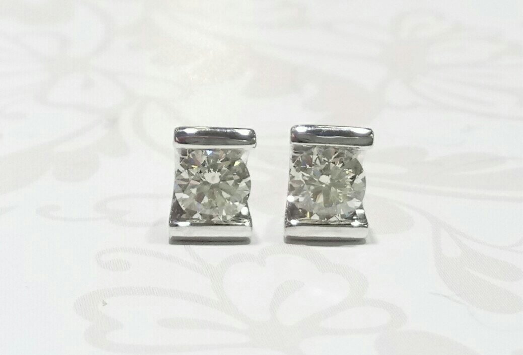 18ct white gold diamond stud earrings