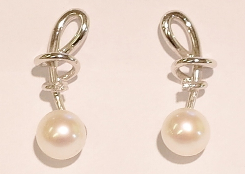18ct white gold pearl and diamond earrings