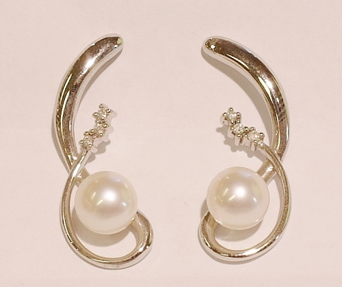 18ct white gold pearl and diamond earrings