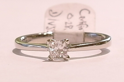 Platinum princess cut diamond ring (certificated)