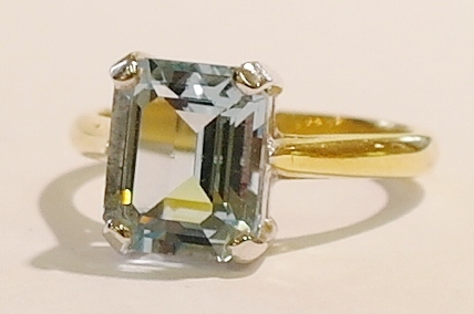 18ct yellow gold aquamarine ring