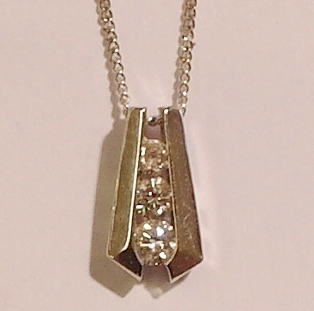 18ct white gold diamond pendant