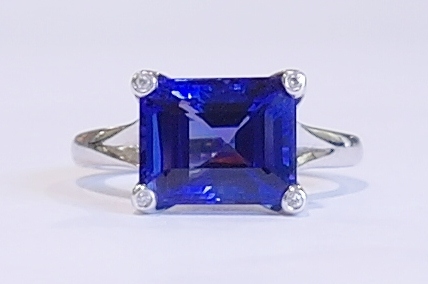18ct white gold tanzanite and diamond ring