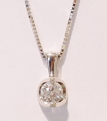 18ct white gold diamond pendant. 0.40ct
