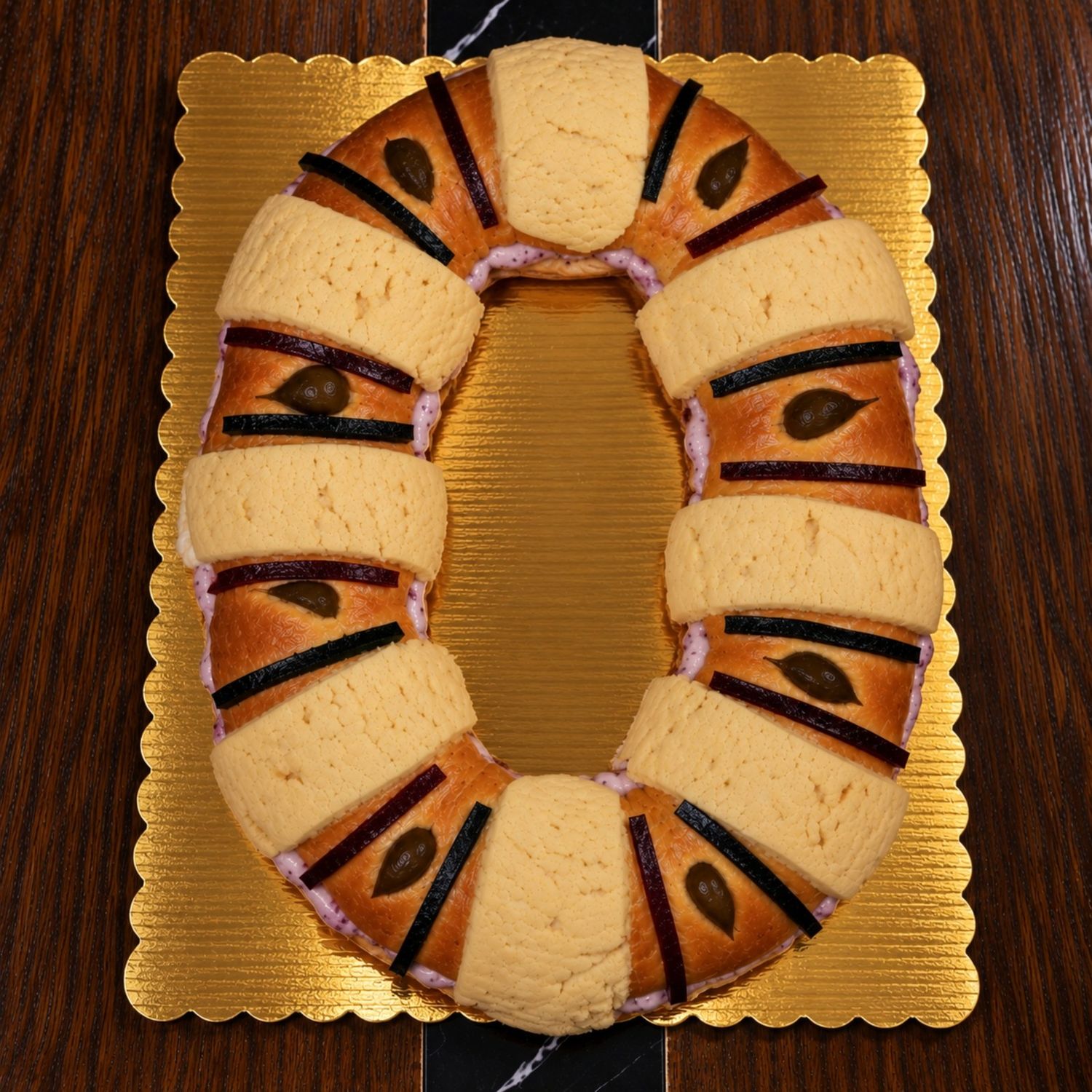 Rosca de Reyes Rellena de Zarzamora con Queso Crema
