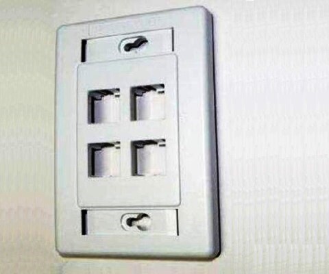 AX101437 Faceplate 4 PTO 2X4 white Belden