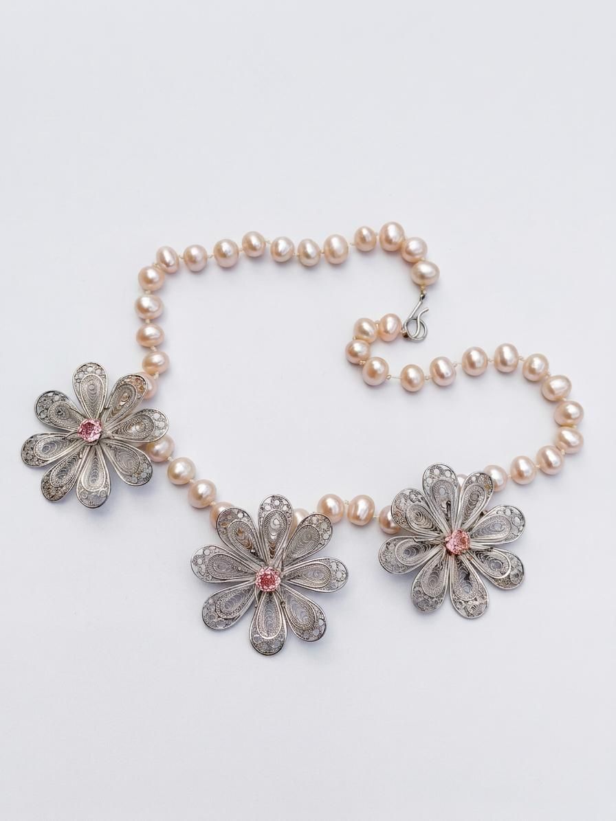 Colar Floral em Filigrana com Pérolas Creme e Zircônias Rosa