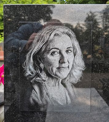 Portret na granicie