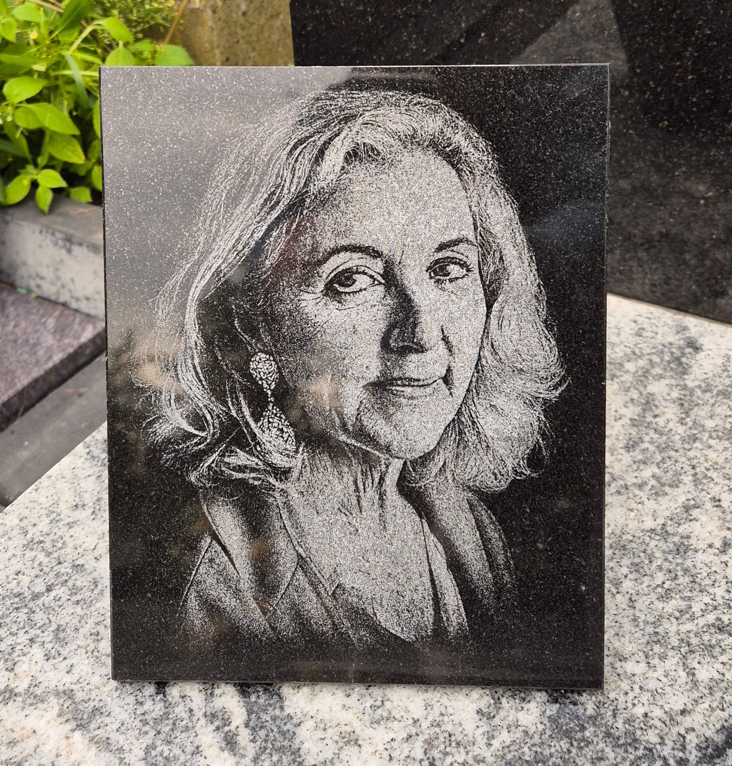 Portret na granicie z klinem