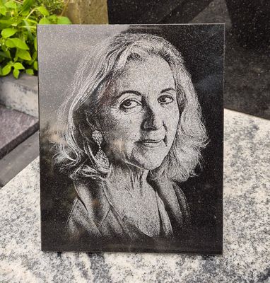 Portret na granicie z klinem