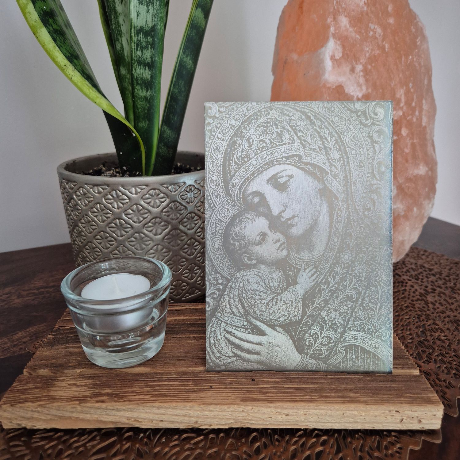 Wizerunek Matki Boskiej w zestawie stal i drewno