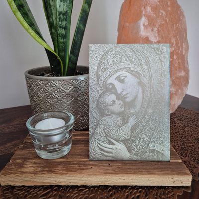 Wizerunek Matki Boskiej w zestawie stal i drewno Wizerunek Matki Boskiej w zestawie stal i drewno