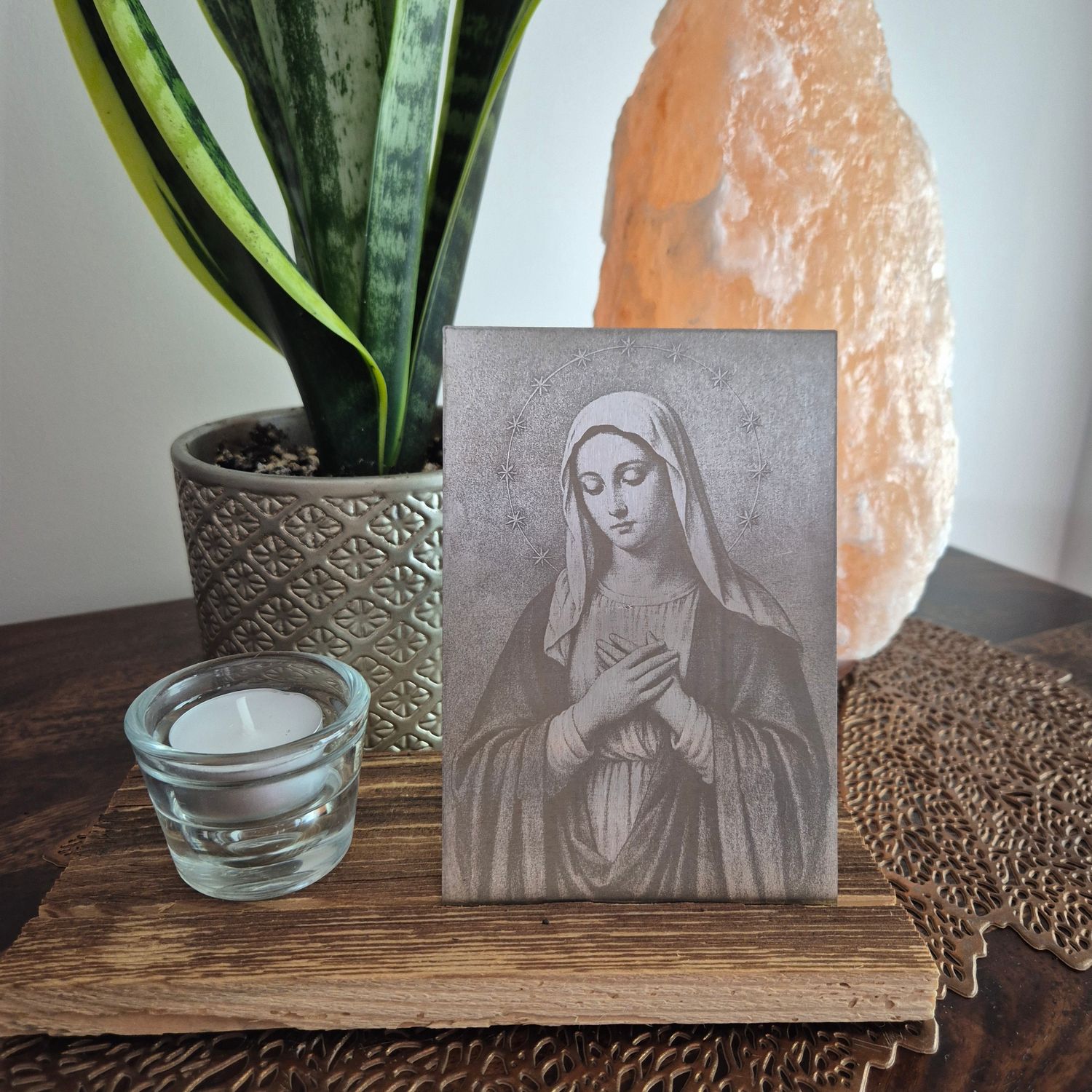 Wizerunek Matki Boskiej w zestawie stal i drewno