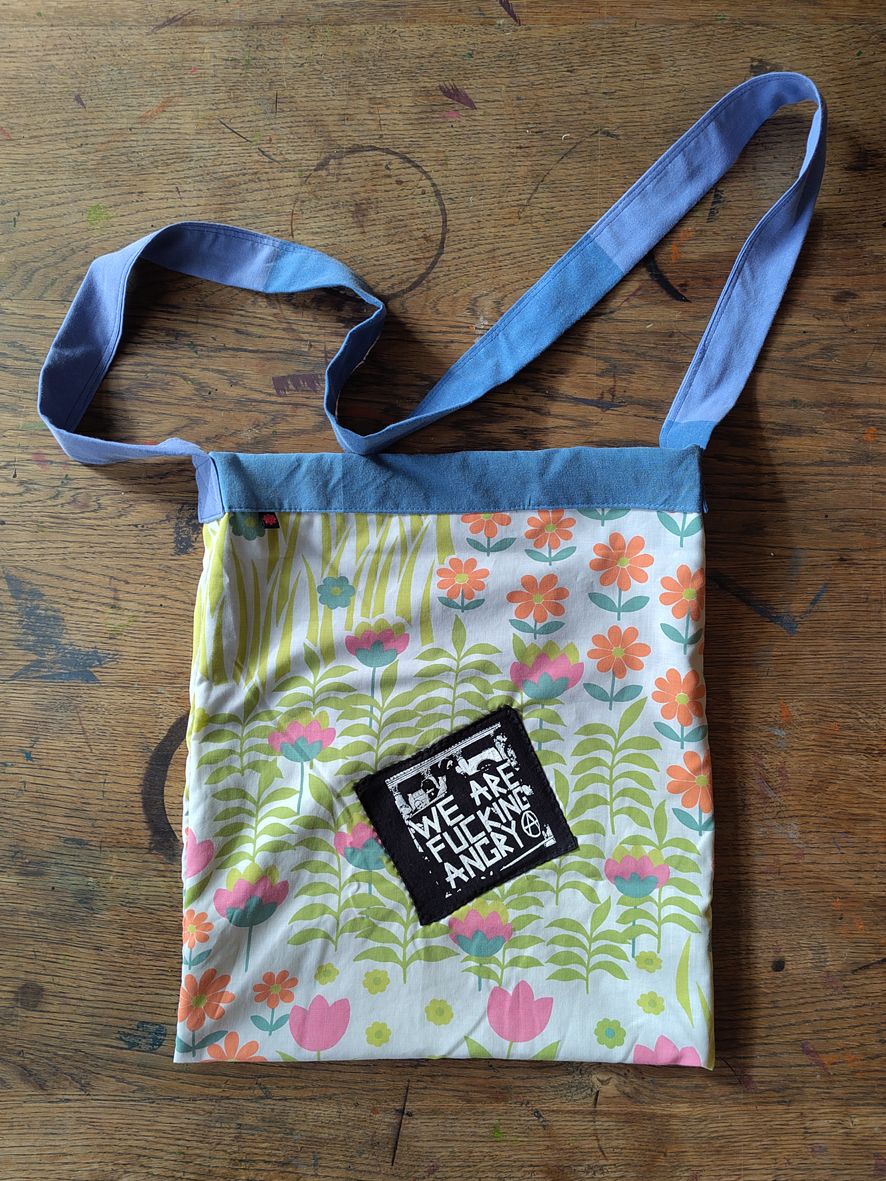 Tasche Blumenmuster und WeAreFuckingAngry