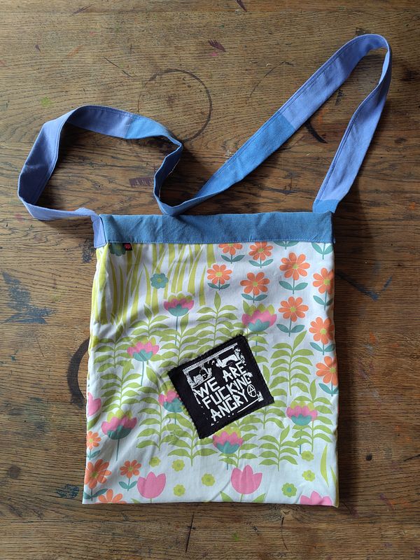 Tasche Blumenmuster und WeAreFuckingAngry