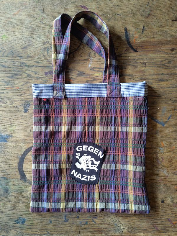 Tasche lilakariert und GegenNazis