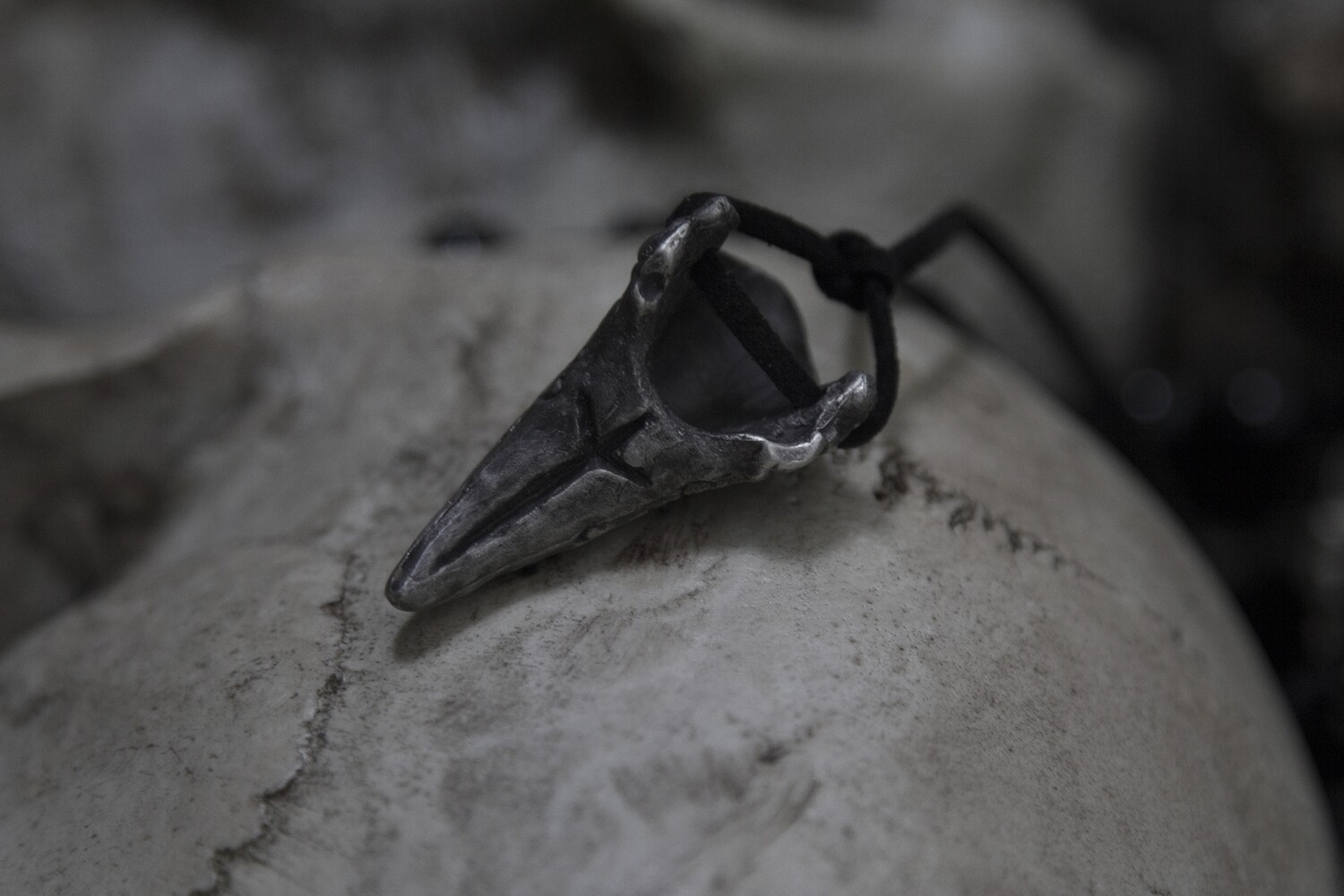 1347 - REQUIEM - PLAGUE DOCTOR MASK PENDANT