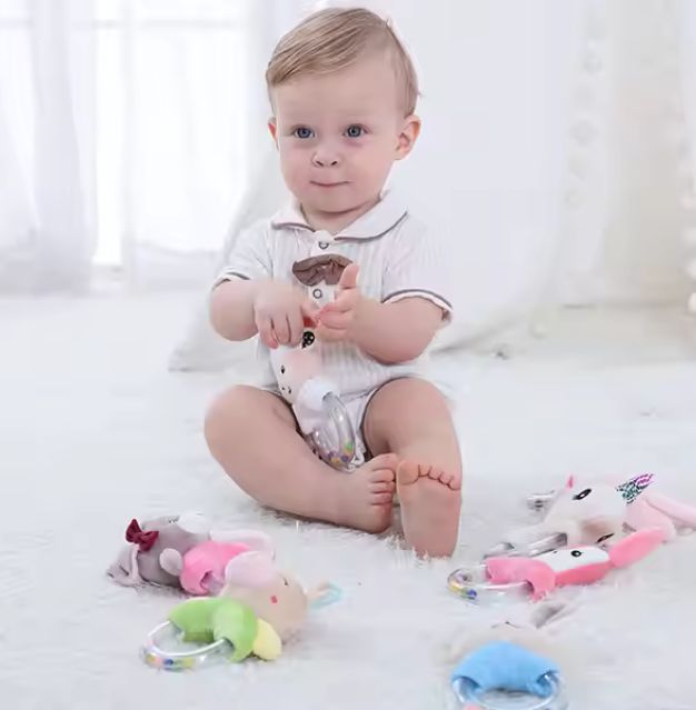 Baby Rassel, verschiedene Plüschtiere