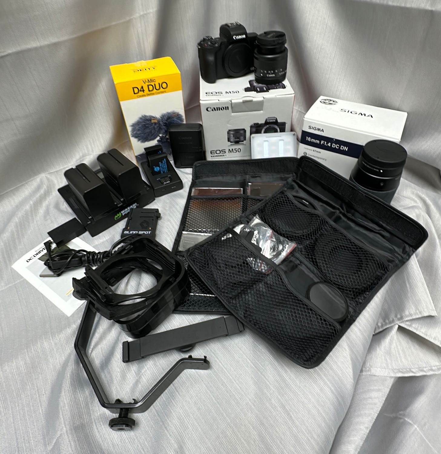 Canon EOS M50 Mirrorless Camera Video/Streamer Bundle