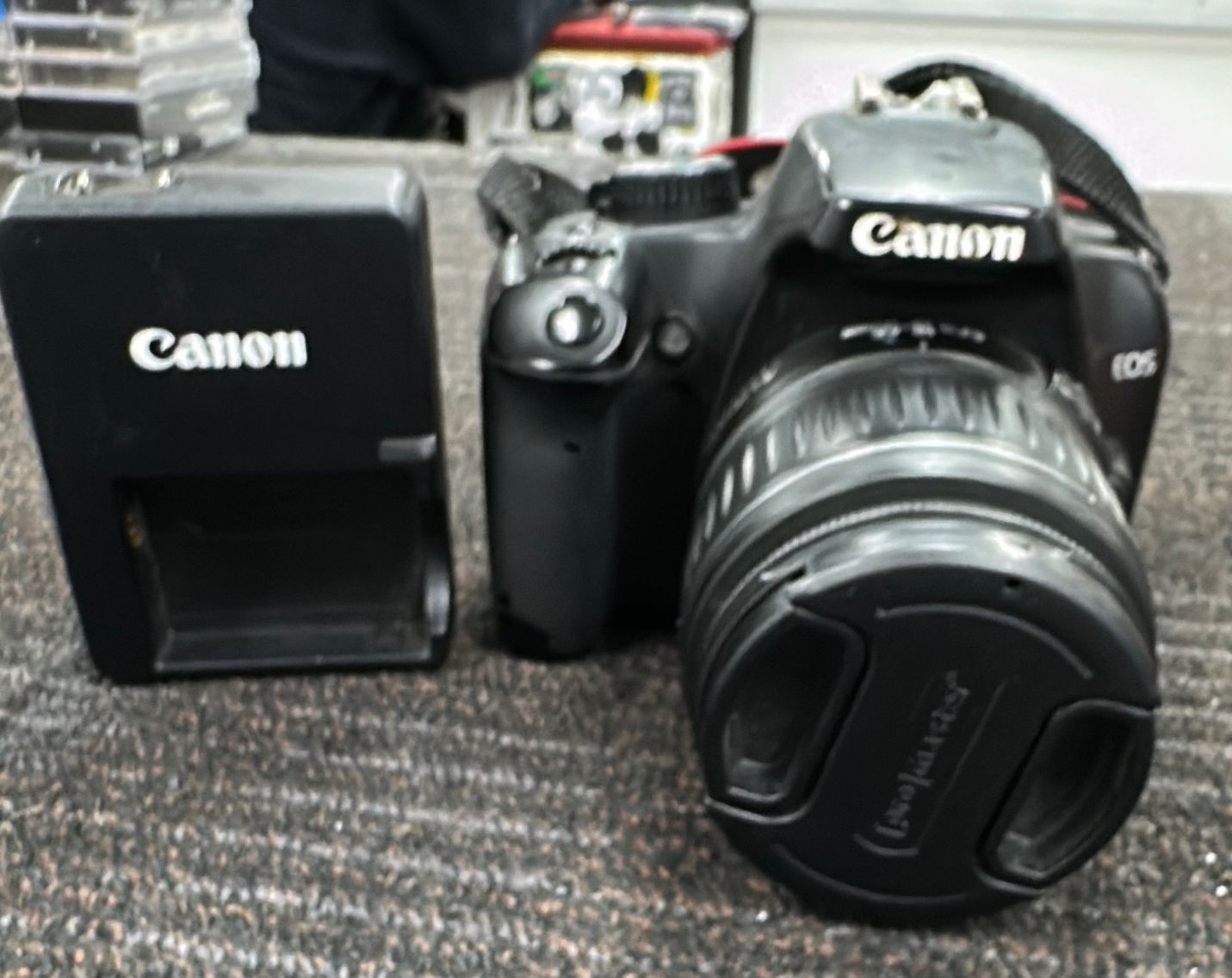 Canon EOS Rebel XS W/Kit Lens/Charger/Battery (894)