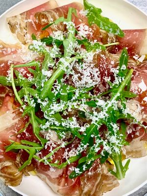 Carpaccio Secreto 07 parmezaan en rucola